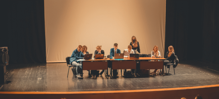 Sanatın Dijital Çağa Uyumu: Sanal Gerçeklik Tiyatrosu Sahneye Çıkıyor