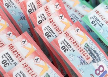 Yılbaşı Öncesi Cami Önünde Piyango Satışı Engeli