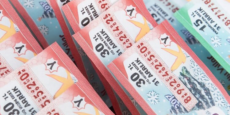 Yılbaşı Öncesi Cami Önünde Piyango Satışı Engeli