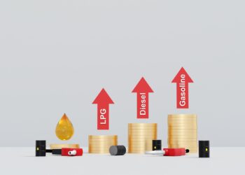 LPG, dizel ve benzin yazılı artış okları ile altın para yığınları.