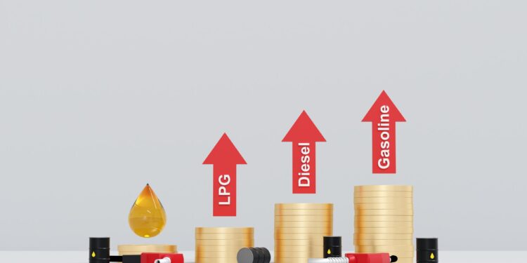LPG, dizel ve benzin yazılı artış okları ile altın para yığınları.