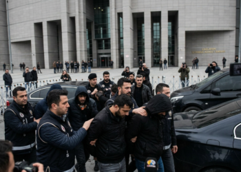 Borsa manipülasyonu soruşturmasında gözaltına alınan şüpheliler İstanbul Adalet Sarayı'na sevk edildi.