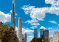 Masmavi gökyüzü ve bulutlar altında New York'un modern gökdelenleri.