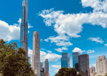 Masmavi gökyüzü ve bulutlar altında New York'un modern gökdelenleri.