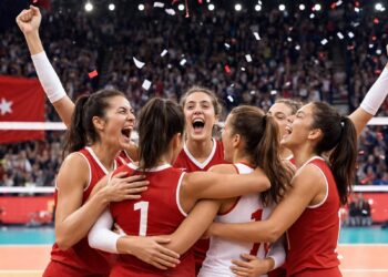 Kırmızı formalı voleybolcu kadınların birbirine sarılarak sevinç kutlaması yaptığı an