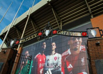 Liverpool stadyumunun girişindeki Paisley kapısı ve futbolcuların görselleri