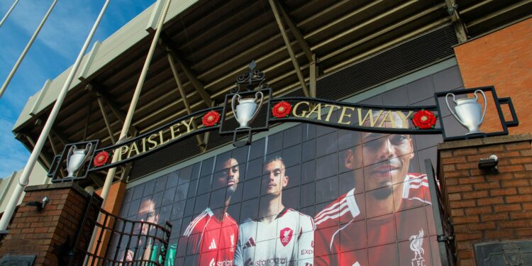 Liverpool stadyumunun girişindeki Paisley kapısı ve futbolcuların görselleri