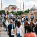 Tarihi meydanda düzenlenen açık hava sanat festivalini ziyaret eden kalabalık bir kalabalık.
