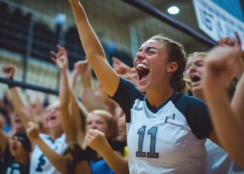 11 numaralı formayı giyen kadın voleybolcu coşkuyla bağıran sporcu.