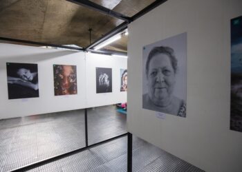 Sergi salonunda siyah beyaz fotoğrafların asılı olduğu modern bir sanat galerisi.