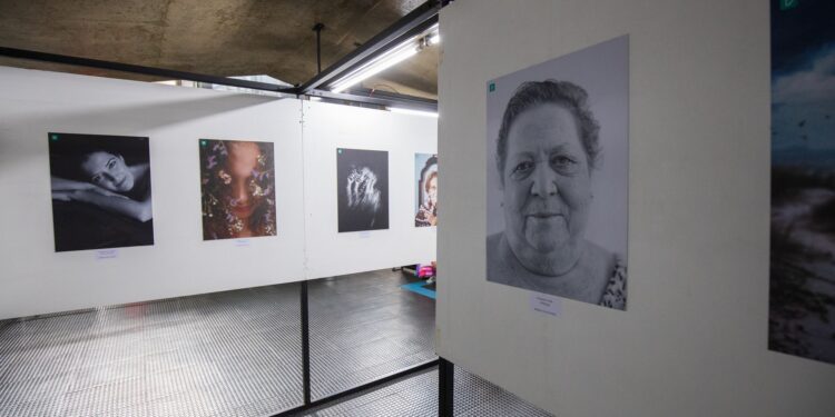 Sergi salonunda siyah beyaz fotoğrafların asılı olduğu modern bir sanat galerisi.