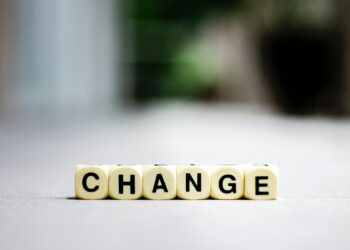 Gri zemin üzerinde harflerden oluşan change yazısı yer alıyor.