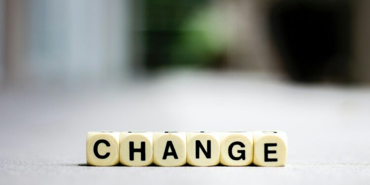 Gri zemin üzerinde harflerden oluşan change yazısı yer alıyor.