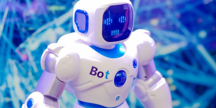 Mavi arka plan önünde duran, üzerinde 'Bot' yazan küçük robot.